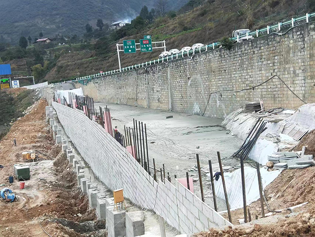 高速公路护坡泡沫混凝土填充