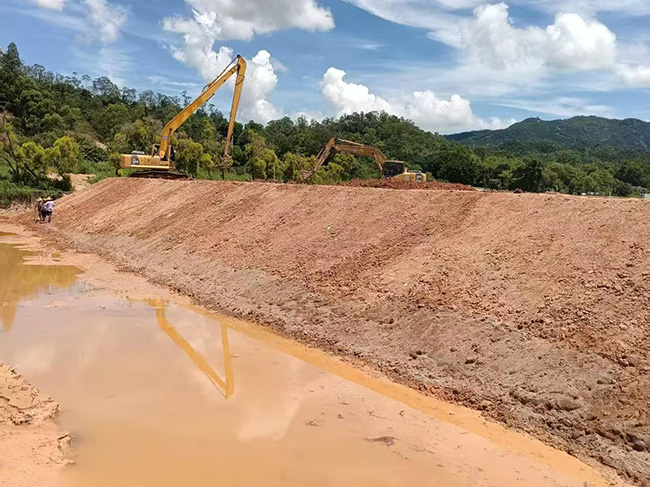 水渠边坡支护挖掘机整平后续泥浆固化边坡